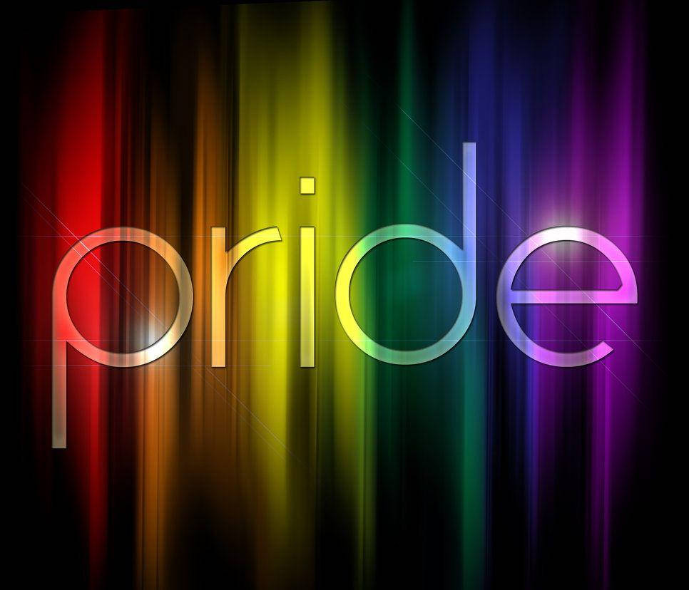 彩虹 桌布 壁紙 — 「pride」一詞在黑暗背景上以彩虹色發光，帶有垂直光條。