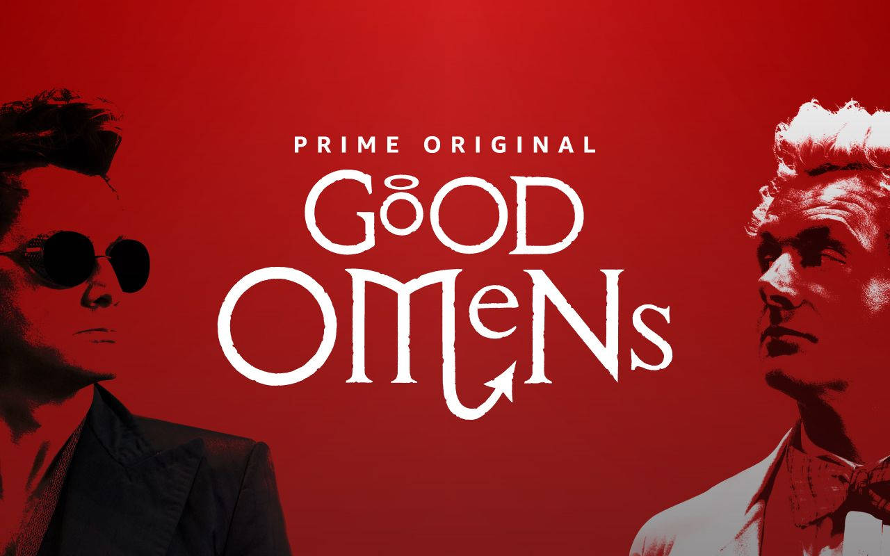 兩個男人側面夾著紅色背景上的 Good Omens 標題。