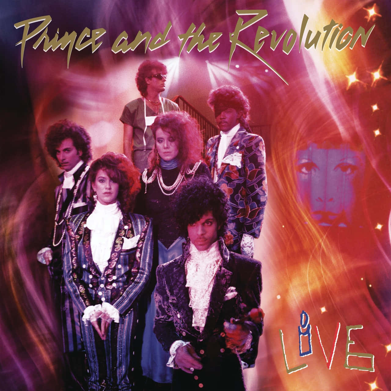王子 桌布 壁紙 — Prince and the Revolution 以華麗服飾在旋轉的紅紫色宇宙背景前擺姿勢，背景有星爆和幽靈般的面孔。