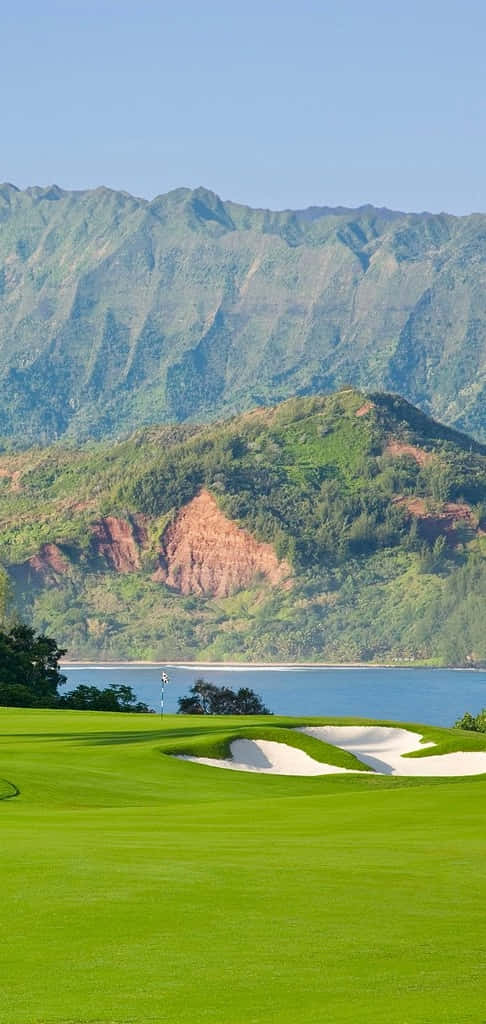 哥爾夫球場，有沙坑和海洋後面的山脈 — 夏威夷 壁紙