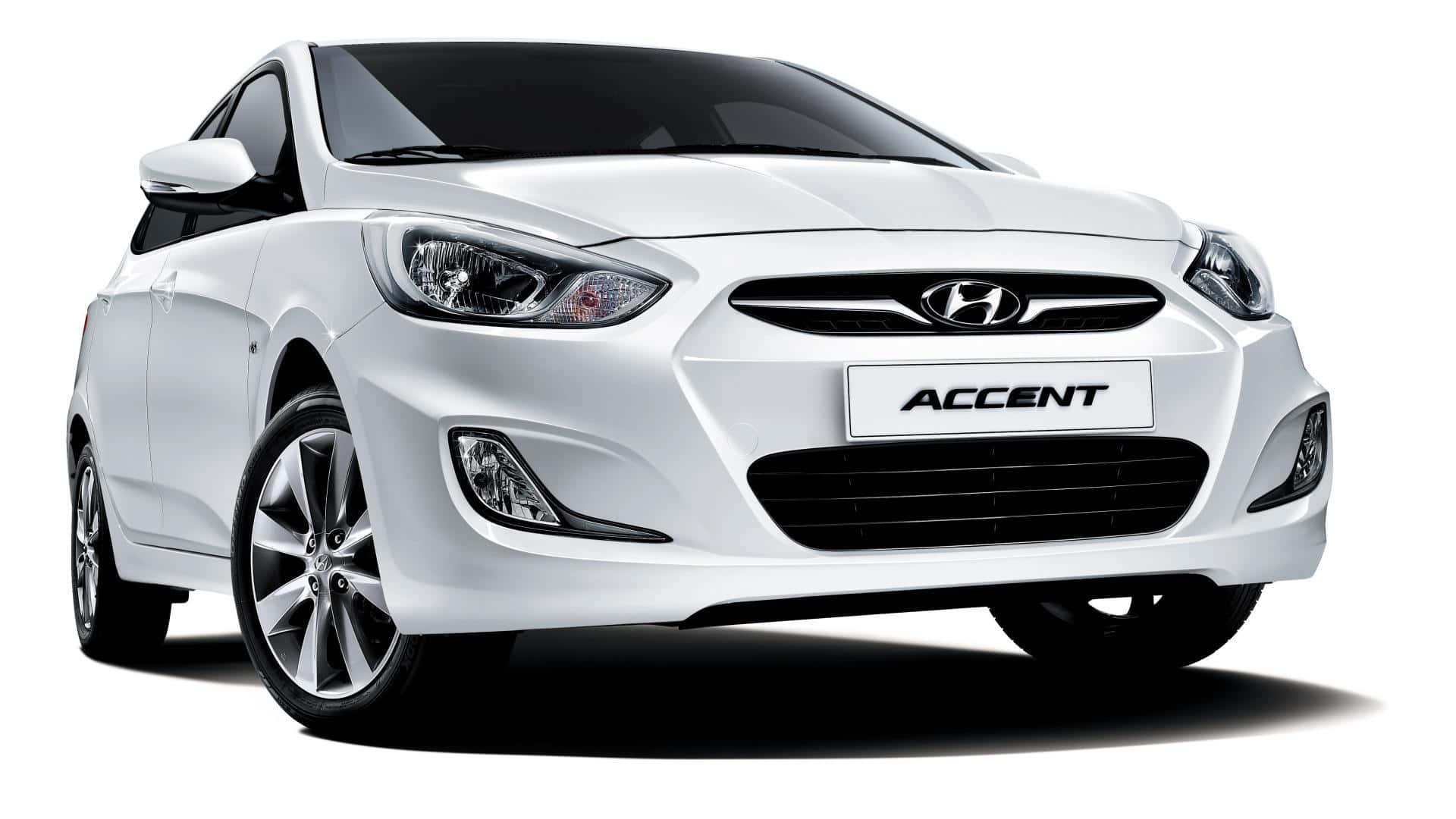 Hyundai Accent 桌布 壁紙 — 一輛純白色的現代雅尊緊湊型轎車，在工作室拍攝中展現簡潔線條和現代化頭燈。