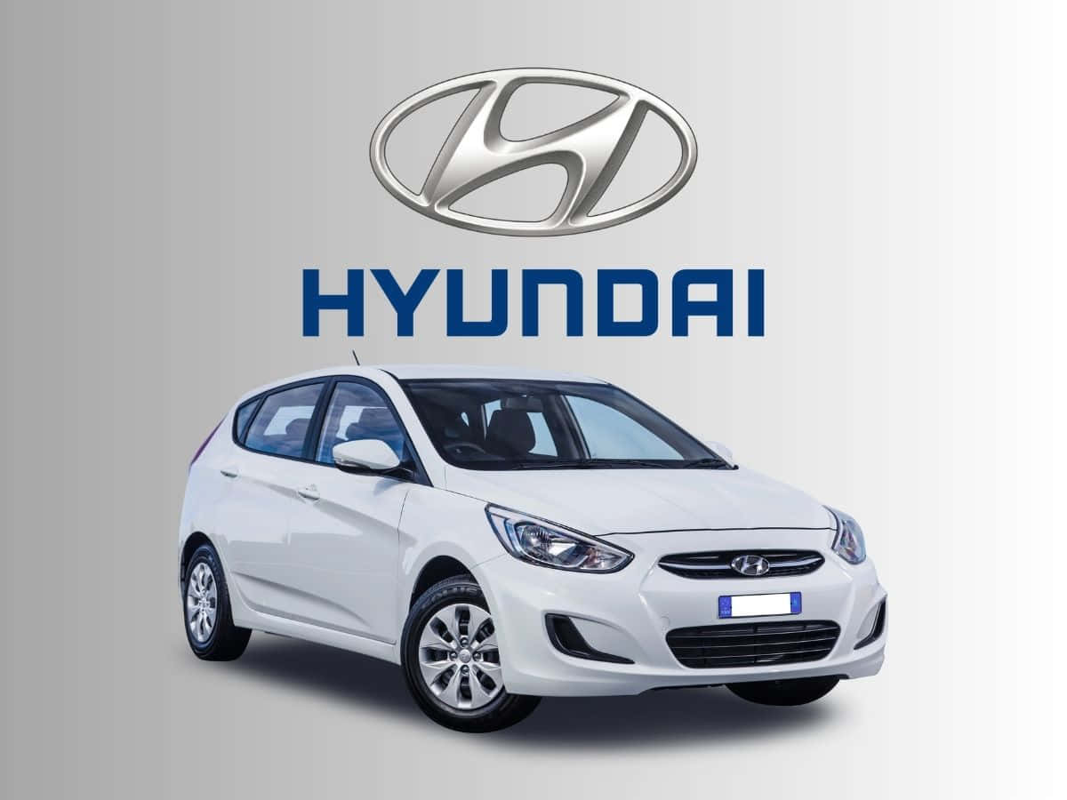 Hyundai Accent 桌布 壁紙 — 一輛純白色的現代掀背車在乾淨的灰色背景上展示，品牌標誌和名稱突出顯示在上方。