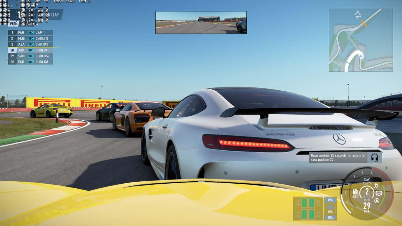 高畫質 Project Cars 2 賽車遊戲截圖 壁紙 — 一輛白色 Mercedes-AMG GT R 在晴朗藍天下，與其他高性能賽車在陽光普照的賽道上緊密競速。