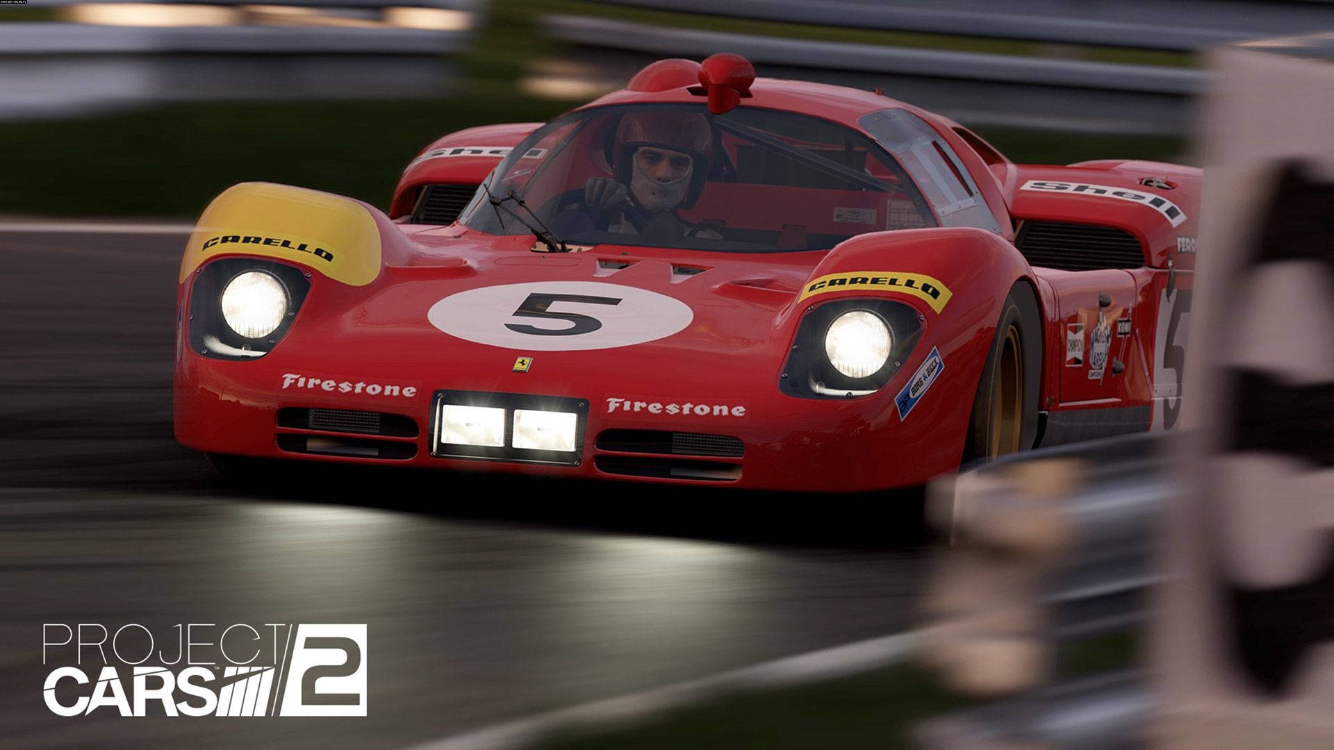 紅色復古賽車在黃昏時分於賽道上疾馳，車頭燈閃閃發光。