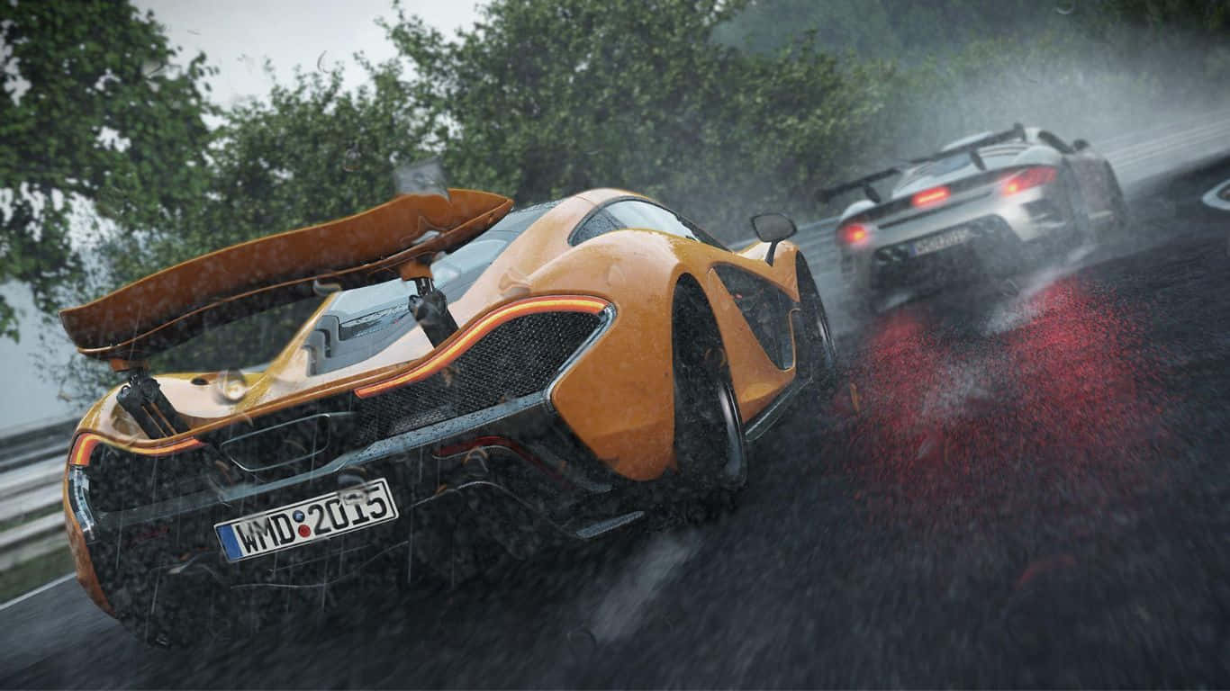 賽道上的驚心動魄 — Project Cars 2 壁紙 — 兩輛高性能跑車在暴雨中疾馳，行駛在濕滑的森林賽道上，水花四濺，尾燈閃爍。