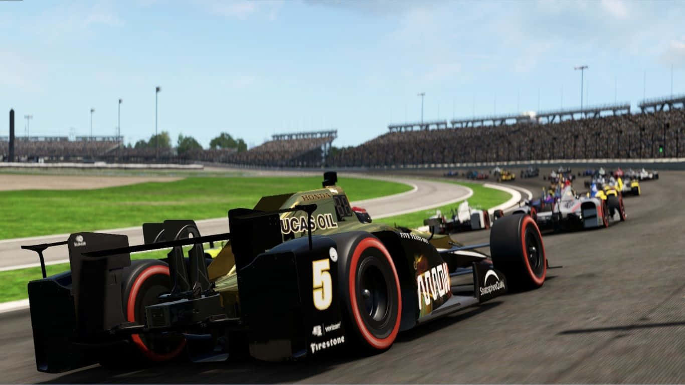 Project Cars 2 Dallara DW12 背景 壁紙 — 一輛時尚的黑色和金色賽車，號碼5，在陽光明媚的賽道上疾馳，競爭對手在晴朗的藍天下緊隨其後。