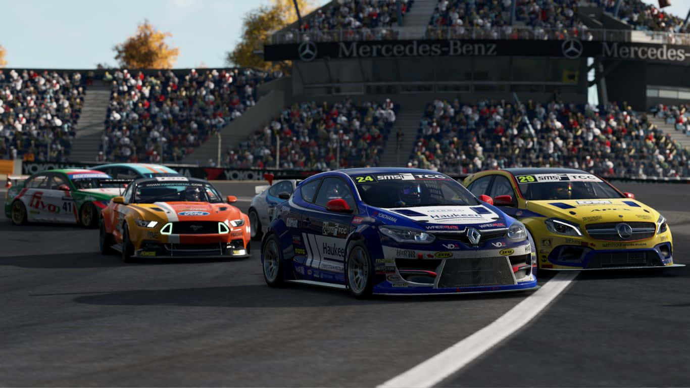 Project Cars 2 E3 2017 賽道名單展示背景 壁紙 — 高速賽車在陽光明媚的賽道上競賽，看台座無虛席，頭頂有 Mercedes-Benz 品牌標誌。