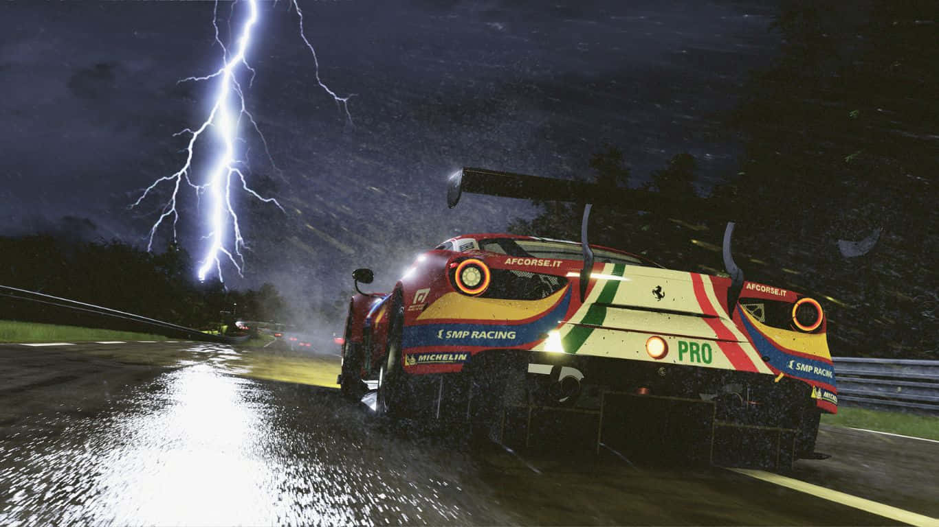 Project Cars 2 LiveTrack 3.0 背景 壁紙 — 一輛賽車在夜晚的濕滑賽道上，於閃電下雨中疾馳。