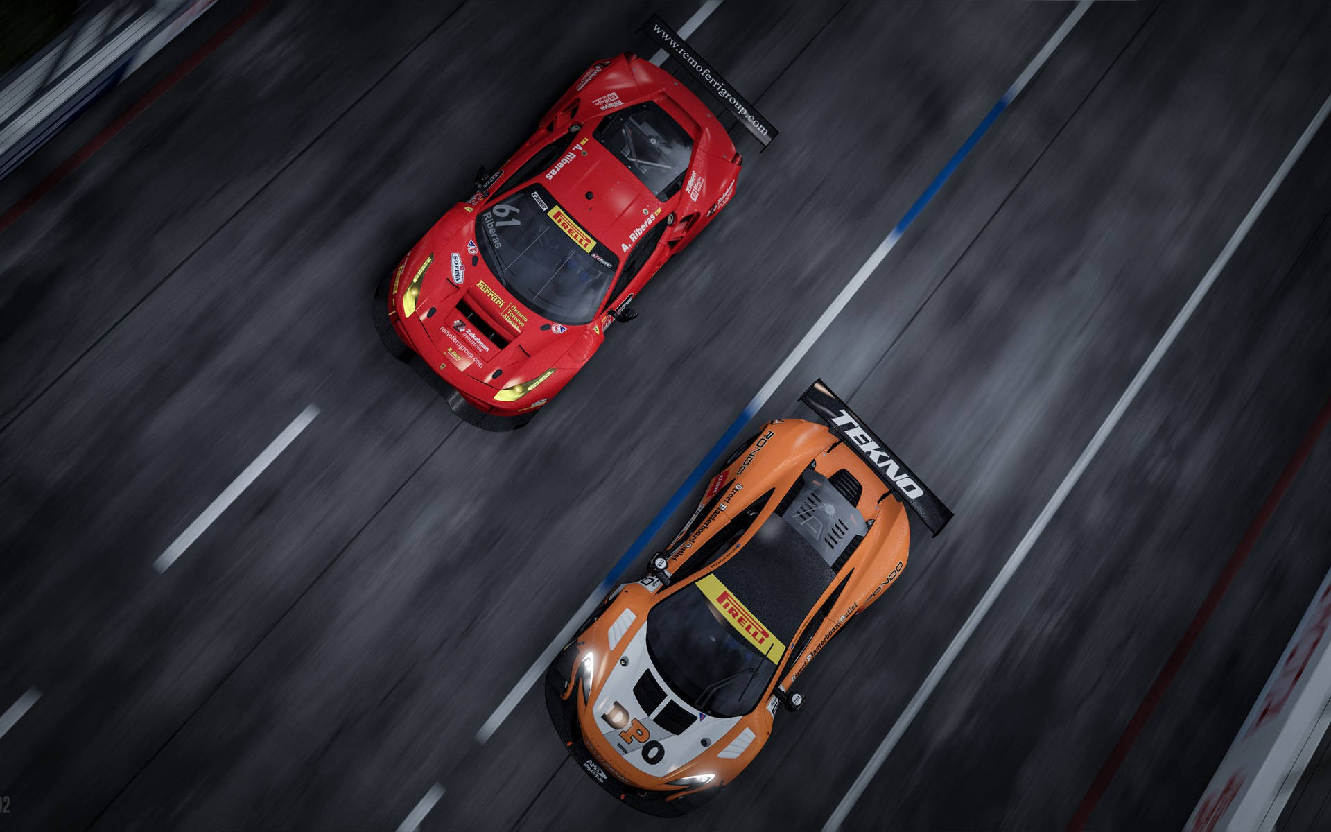 兩輛賽車在夜間賽道上並排疾馳。