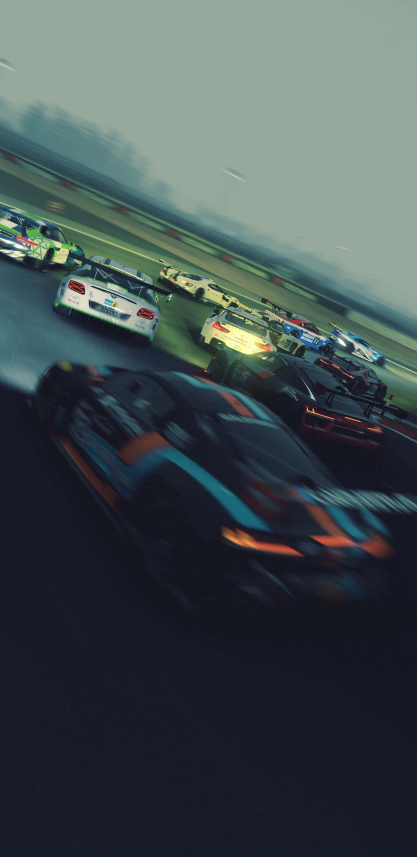 《Project Cars 2》在Pixel 3XL上的震撼遊戲背景 壁紙 — 高速賽車在陰天下濕滑賽道上飛馳的動態模糊效果。