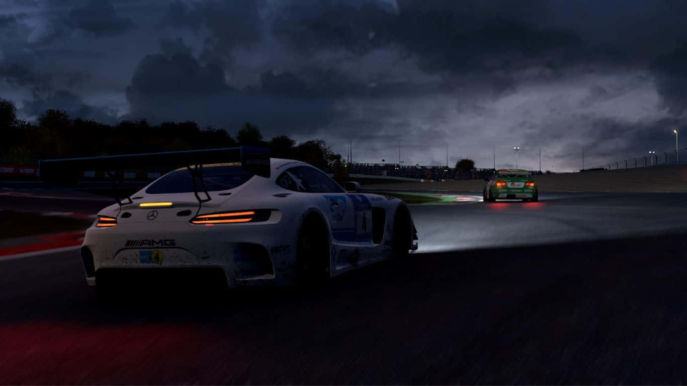 Project Cars 2 夜間賽事背景 壁紙 — 兩輛賽車在暴風雨夜空下，在濕滑的賽道上疾馳，尾燈閃爍發光。