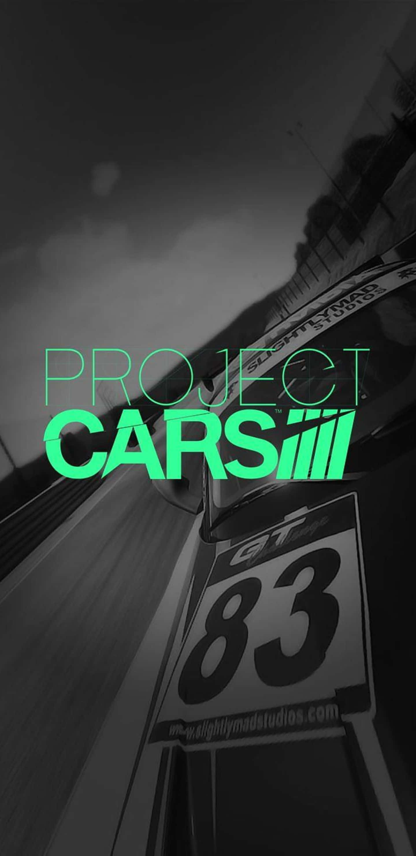 《Project Cars 2》截圖 壁紙 — 一輛高速賽車，號碼83，在單色場景中模糊駛過，並以鮮綠色嘅「PROJECT CARS」文字突出顯示。