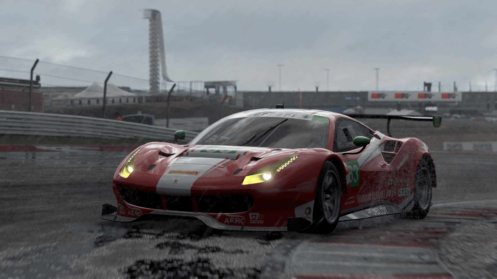 Project Cars 2 法拉利 488 GT3 高清背景 壁紙 — 一輛紅色法拉利賽車，號碼13，在陰天潮濕的賽道上飛馳。