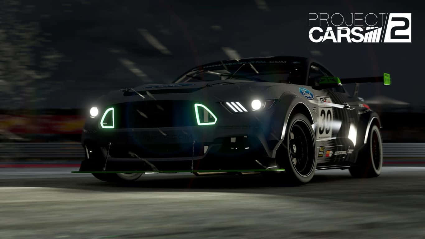 Project Cars 2 福特野馬雨中賽道背景 壁紙 — 一輛時尚的黑色賽車，帶有發光的綠色頭燈，在電子遊戲中沿著潮濕的賽道在夜間飛馳。
