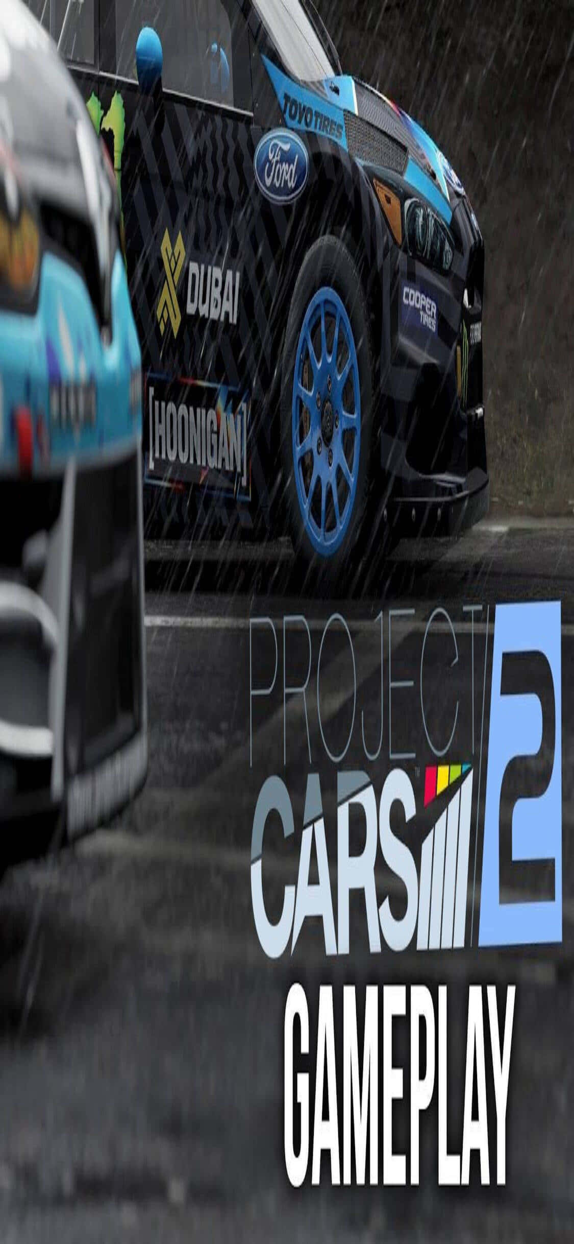 Project Cars 2 遊戲玩法 壁紙 — 一輛帶有藍色點綴的福特賽車在《Project Cars 2》遊戲中於濕滑賽道上雨中疾馳。