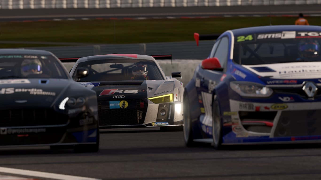Project Cars 2 高張力賽車挑戰 壁紙 — 三輛賽車在明亮的日光下，以模糊的動態和發光的車頭燈在賽道上激烈競爭。