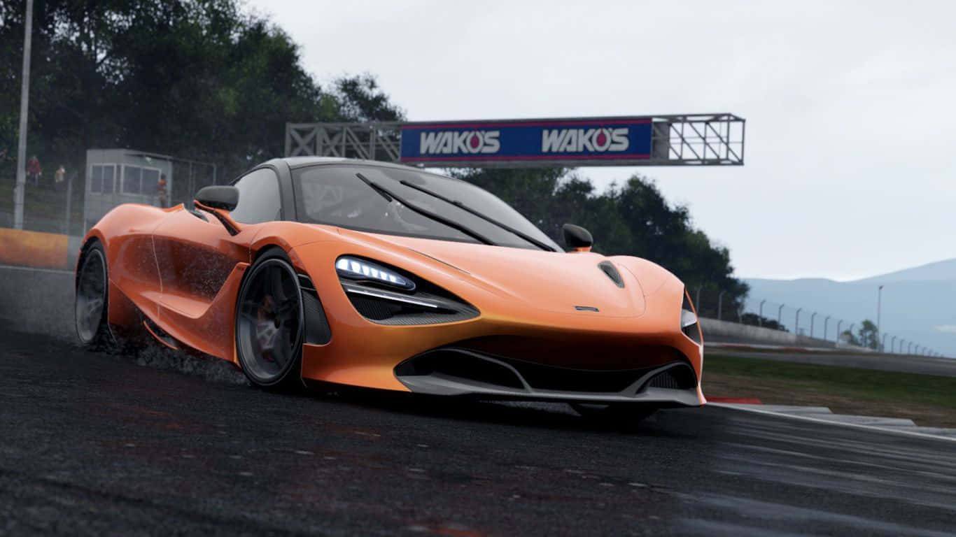 Project Cars 2 麥拉倫 720S 壁紙 — 一輛鮮豔的橙色McLaren Senna在潮濕的賽道上飄移，天空多雲，上方有'WAKOS'標誌。