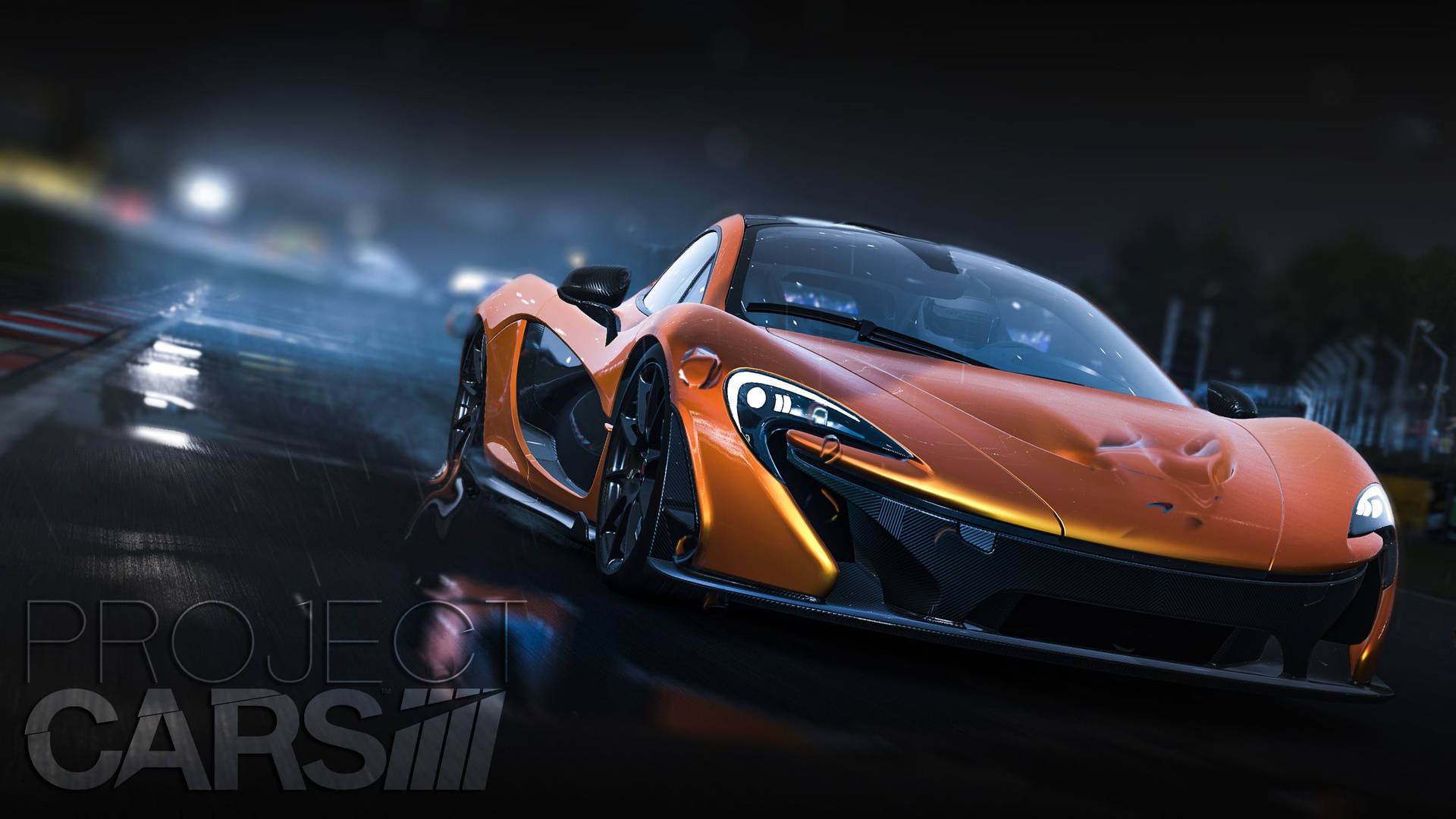橙色McLaren賽車在潮濕的夜間賽道上疾馳，車頭燈閃爍。