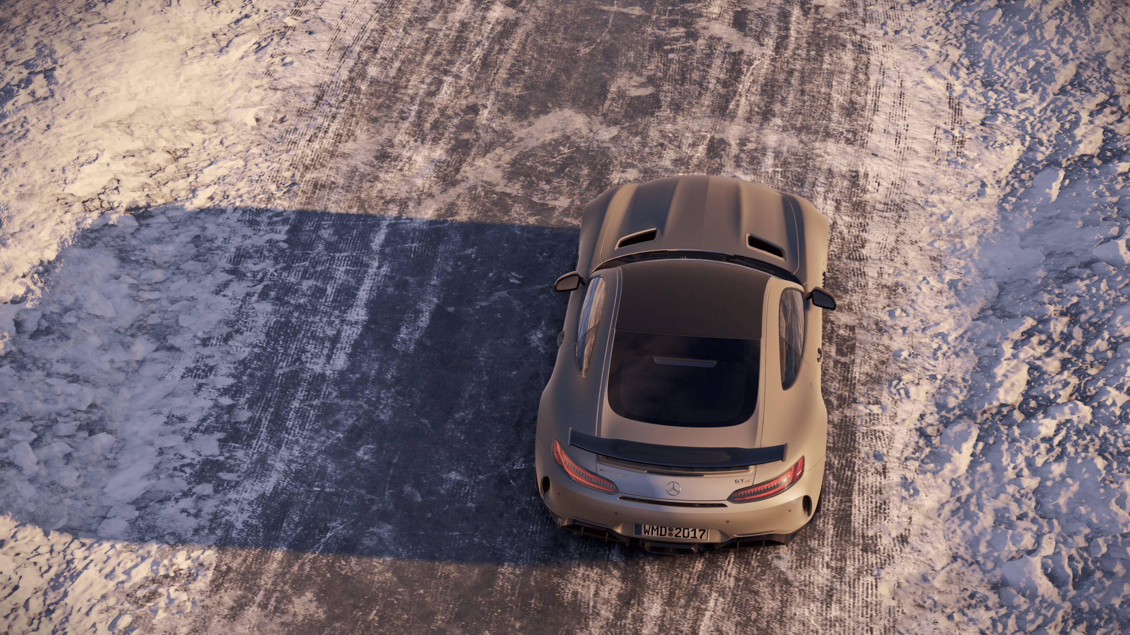 Project Cars 4K – 梅賽德斯-AMG C63 競速 壁紙 — 一輛時尚的銀色跑車停在白雪覆蓋的瀝青路上，陽光明媚。