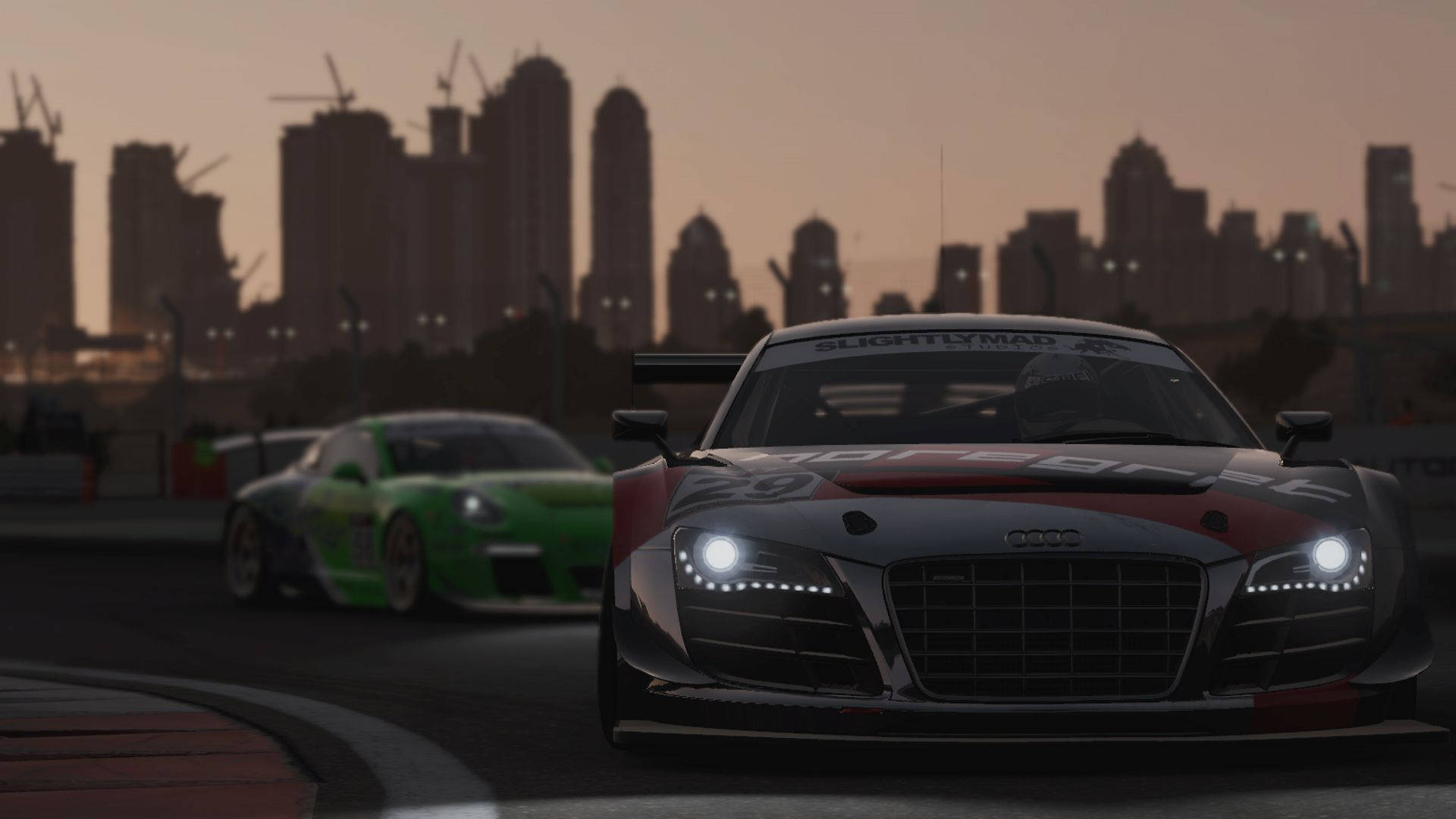 Project Cars 4K 奧迪與保時捷 壁紙 — 兩輛賽車在黃昏時分沿著賽道疾馳，背景是城市天際線和建築起重機。
