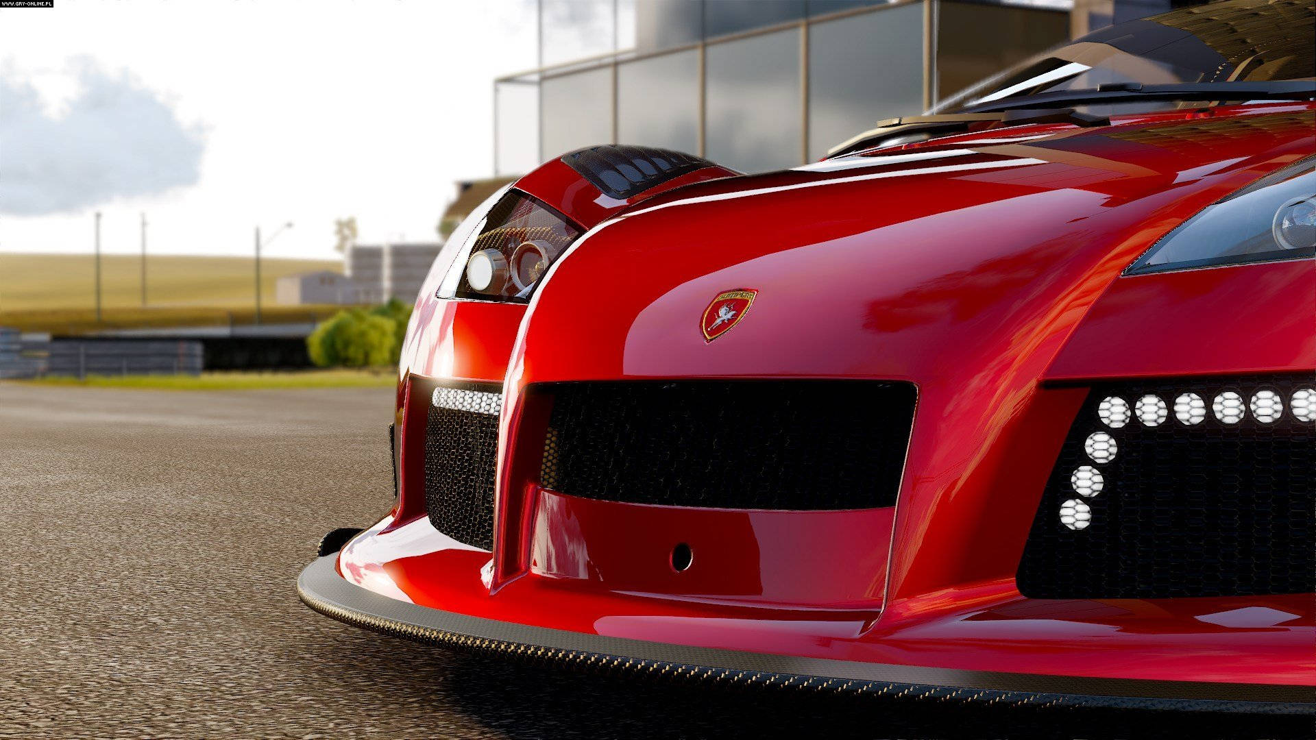 Project Cars 4K 阿波羅 S 璀璨呈現 壁紙 — 近距離拍攝一輛光澤紅色法拉利跑車，帶有碳纖維飾邊和LED燈，在賽道上。
