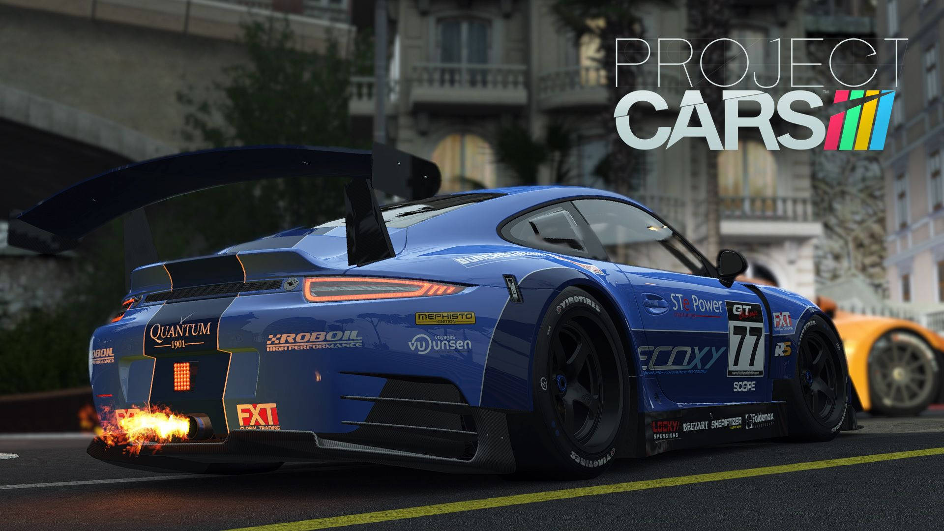 Project Cars 4K 保時捷 911 GTR 壁紙 — 一輛藍色賽車，帶有大型後翼和發光的排氣火焰，在黃昏時分疾馳穿過城市街道。