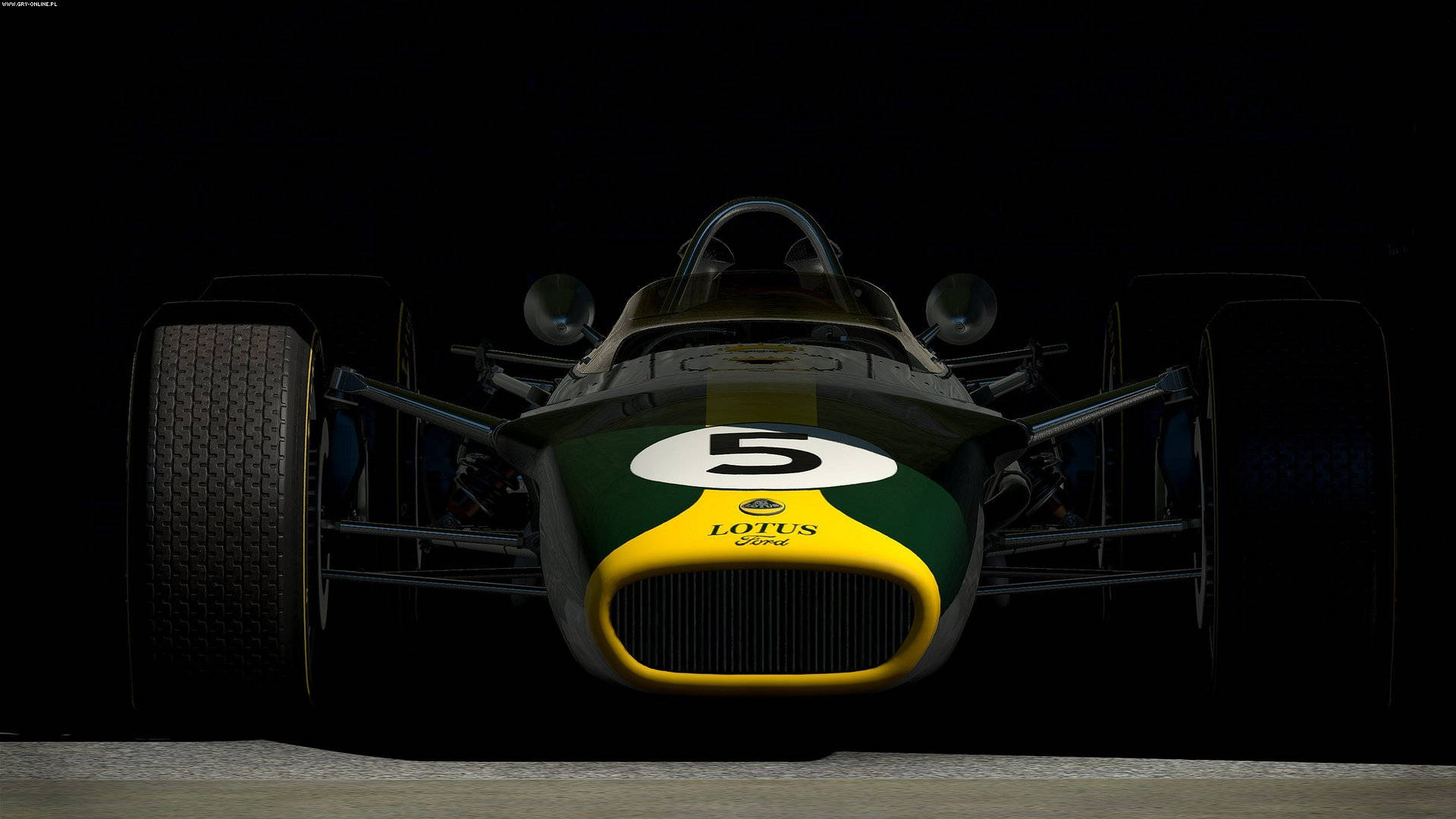 Project Cars 4K 路特斯 5 壁紙 — 一輛帶有5號的復古綠色和黃色蓮花F1賽車，在黑色背景的戲劇性聚光燈下閃耀。