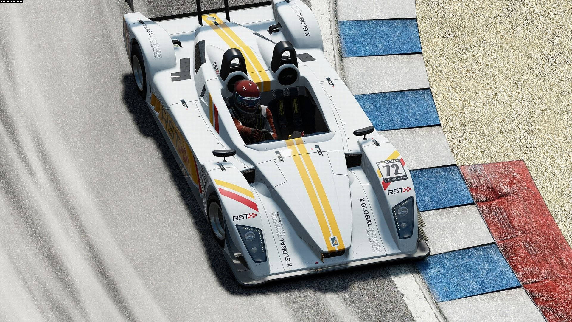 Project Cars 4K 奧迪A8 壁紙 — 一架白色和黃色的賽車，編號72，在設有藍色和紅色路緣石的賽道上行駛急彎。