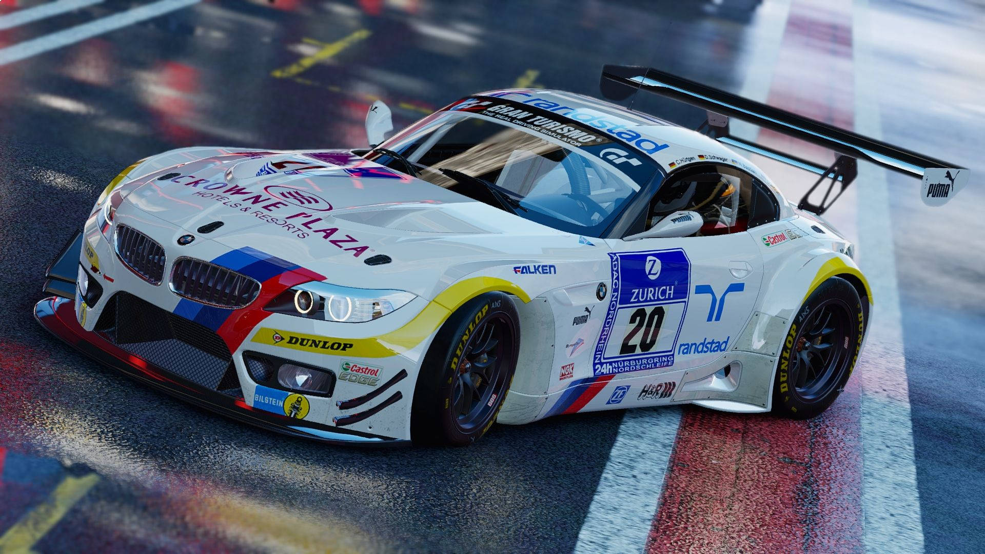Project Cars 4K BMW M6 GT3 壁紙 — 一輛帶有彩色贊助商貼紙的白色寶馬賽車在明亮的日光下在潮濕的賽道上飛馳。