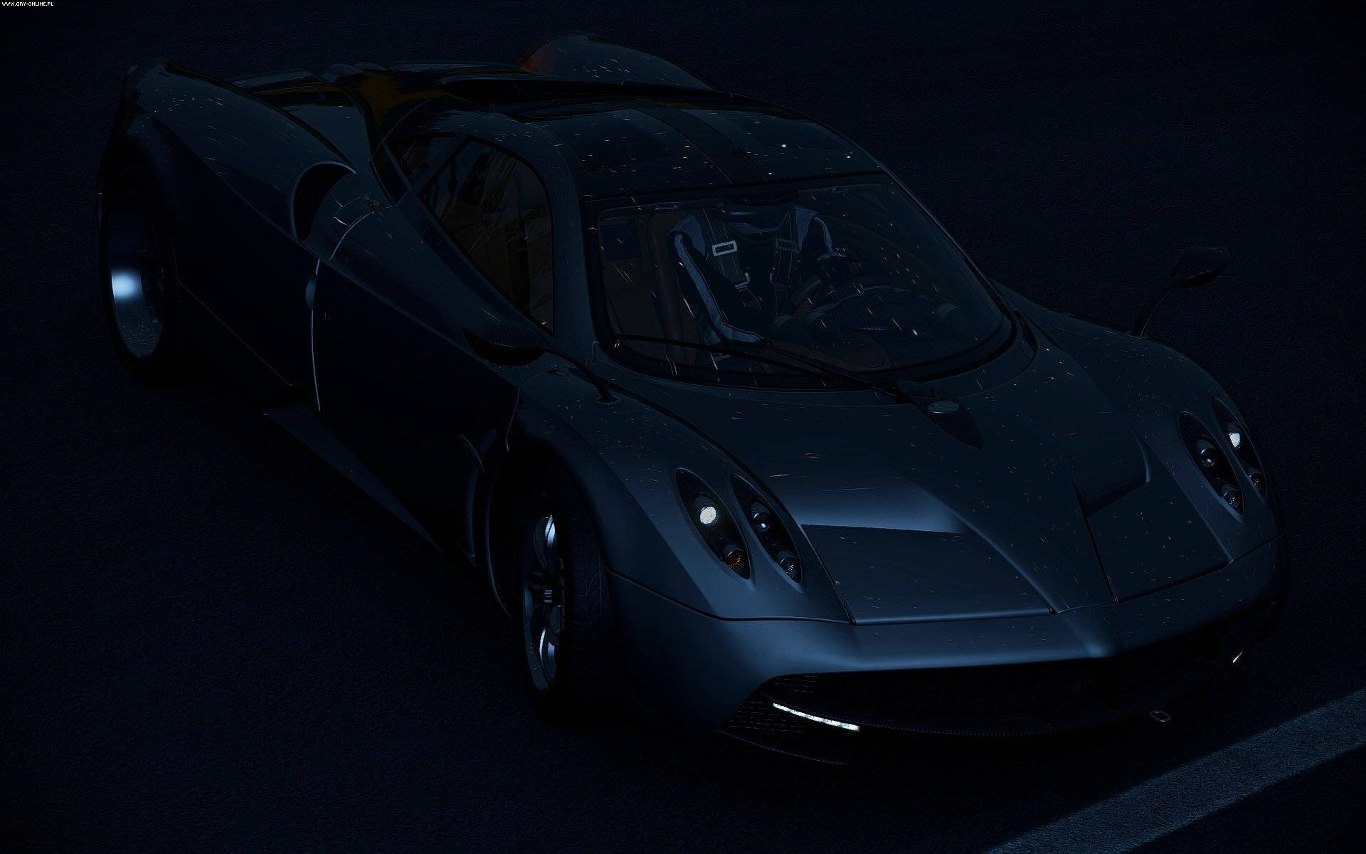 Project Cars 4K 深黑帕加尼Huayra 壁紙 — 一輛時尚的啞光黑色跑車在昏暗燈光下，在帶有星狀斑點的深色背景中發光。