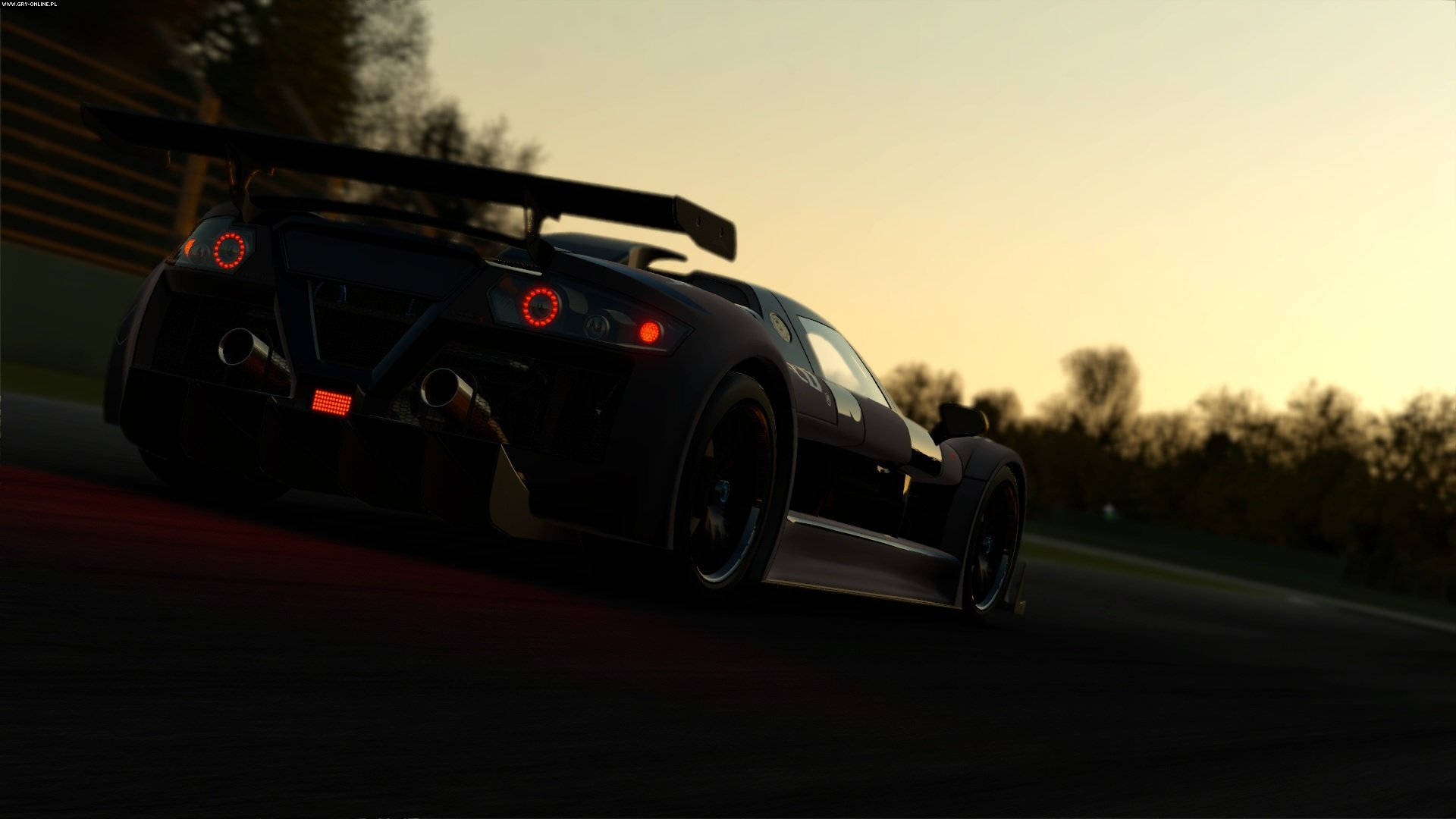 Project Cars 4K 磨砂黑跑車 壁紙 — 一輛時尚的黑色賽車，帶有發光的紅色尾燈，在日落時沿著賽道飛馳，投下長長的陰影。