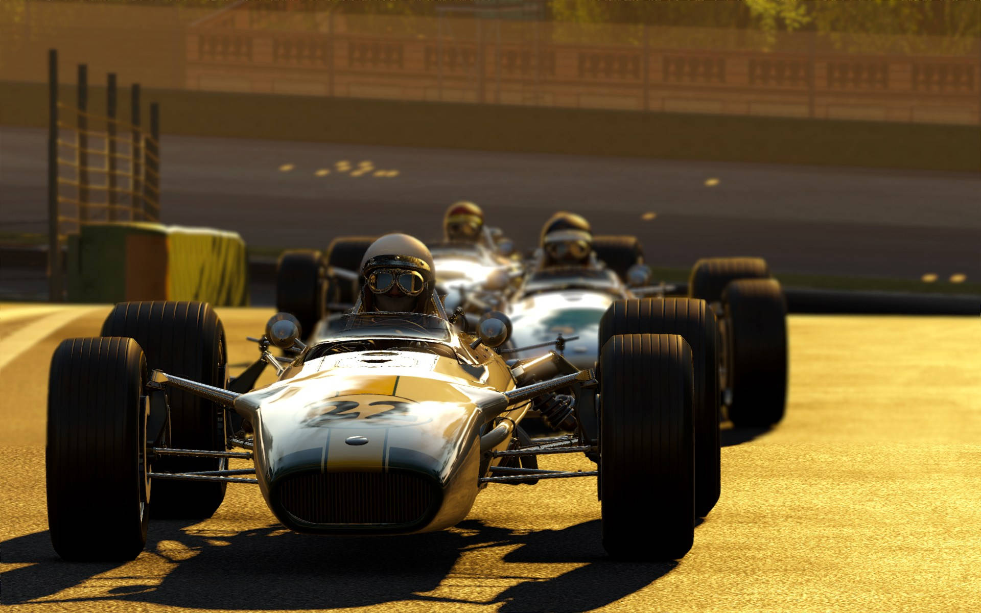 Project Cars 4K 路特斯22賽車編隊競速 壁紙 — 經典一級方程式賽車在陽光照耀的賽道上疾馳，車手戴著頭盔專注向前。