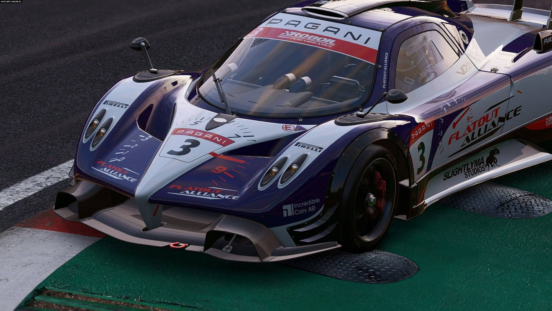 Project Cars 4K 帕加尼拉力賽車 壁紙 — 一架時尚的藍白色帕加尼Zonda賽車，車號3，在潮濕的賽道邊緣疾馳。