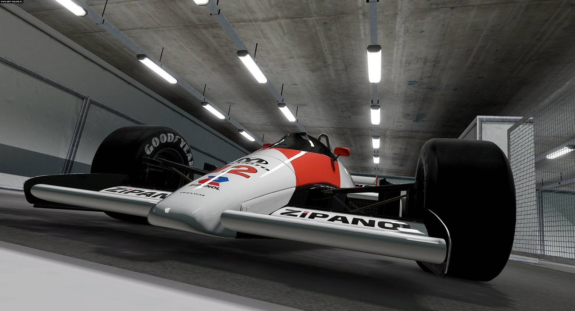 Project Cars 4K 麥拉倫 MP4 壁紙 — 一架帶有Zipang贊助的白色、紅色和黑色流線型一級方程式賽車，在頭頂螢光燈照明的混凝土隧道中疾馳。