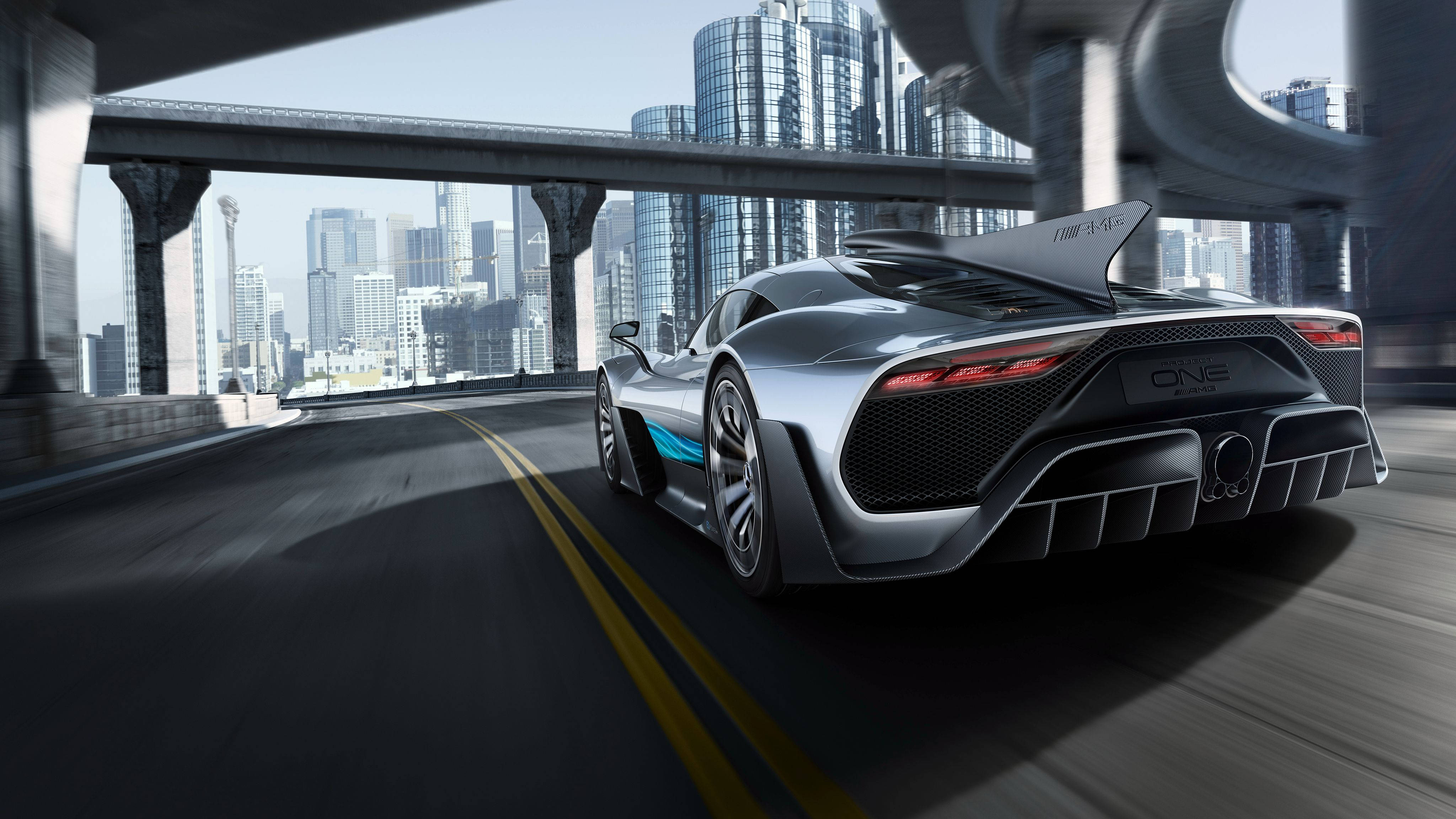 Project Cars 4K 梅賽德斯-奔馳 AMG 壁紙 — 一輛帶有藍色點綴的銀色超跑在混凝土高架橋下穿過未來主義的城市景觀。