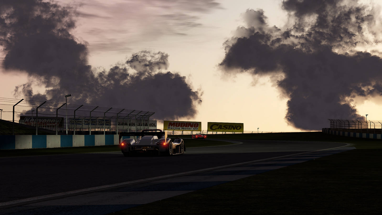 Project Cars 4K 風景賽道上的激烈賽事 壁紙 — 一架流線型賽車在黃昏時分的濕滑賽道上飛馳，背景是戲劇性的雲層和發光的贊助商標誌。
