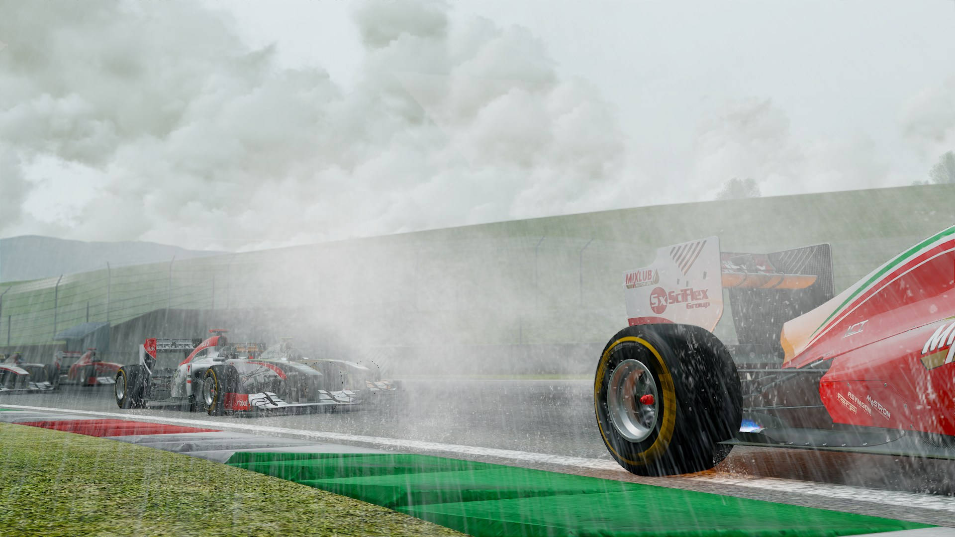 Project Cars 4K 雨中賽車 壁紙 — 一級方程式賽車在暴雨中於濕滑賽道上疾馳，水花四濺，天空陰沉。
