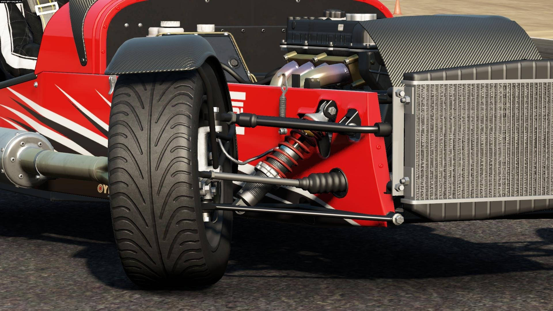 Project Cars 4K 驚心駕馭 —— 高速賽車懸浮瞬間 壁紙 — 紅色直線加速賽車後輪懸掛及碳纖維車身於瀝青賽道上的特寫。