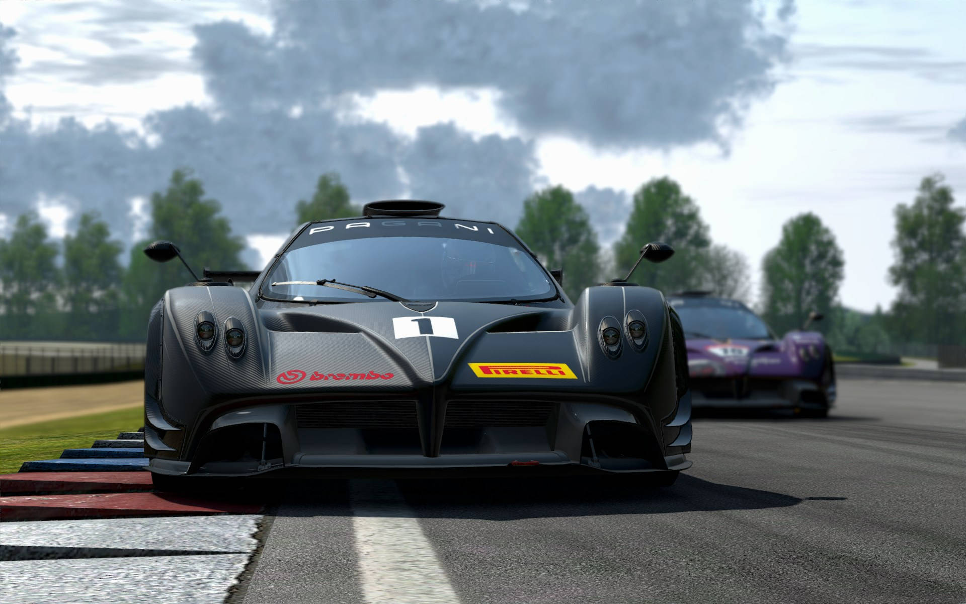 Project Cars 4K 黑碳纖維帕加尼 壁紙 — 一架時尚黑色帕加尼超跑，引擎蓋上印有數字一，在陰天下於賽道上奔馳，後面有一輛紫色賽車。