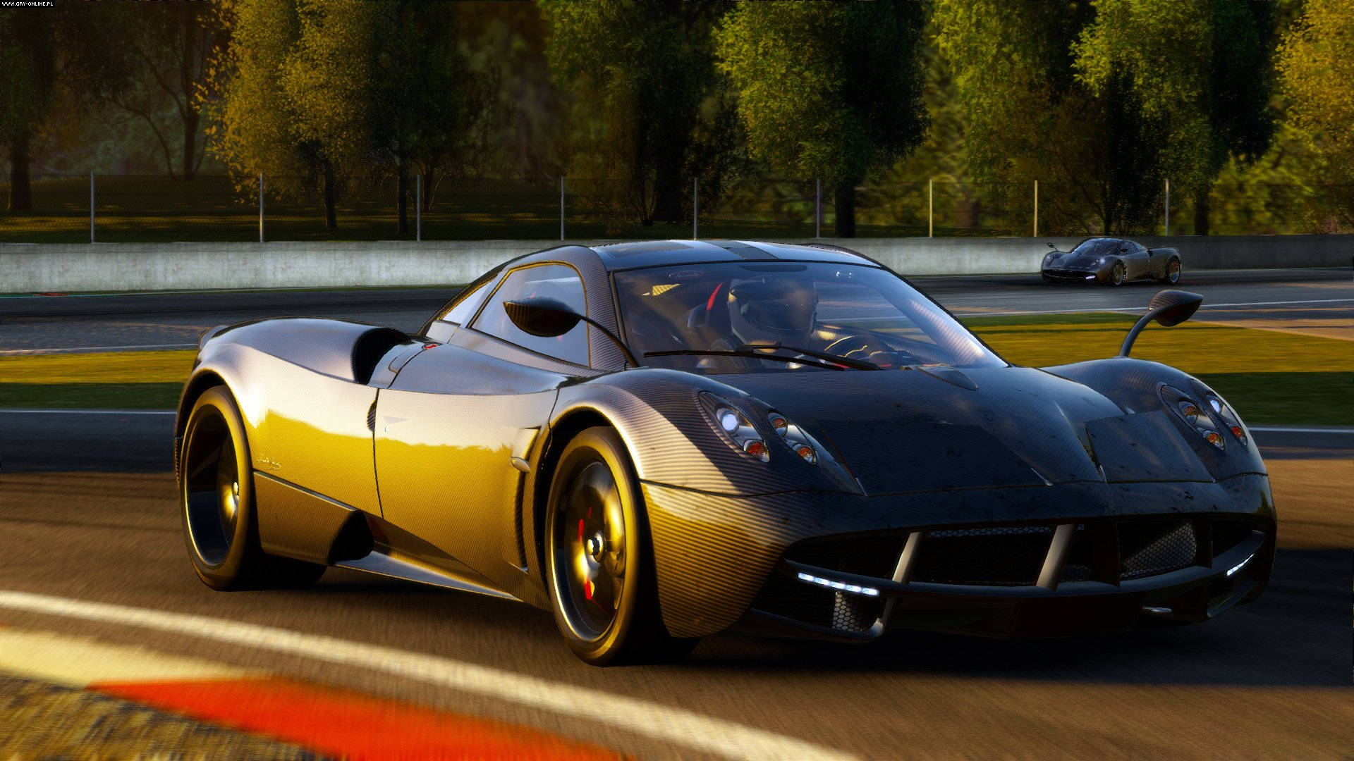 Project Cars 4K 碳纖維帕加尼 壁紙 — 一架型格黑色Pagani Huayra在陽光明媚的賽道上飛馳，背景有樹木和另一輛車。
