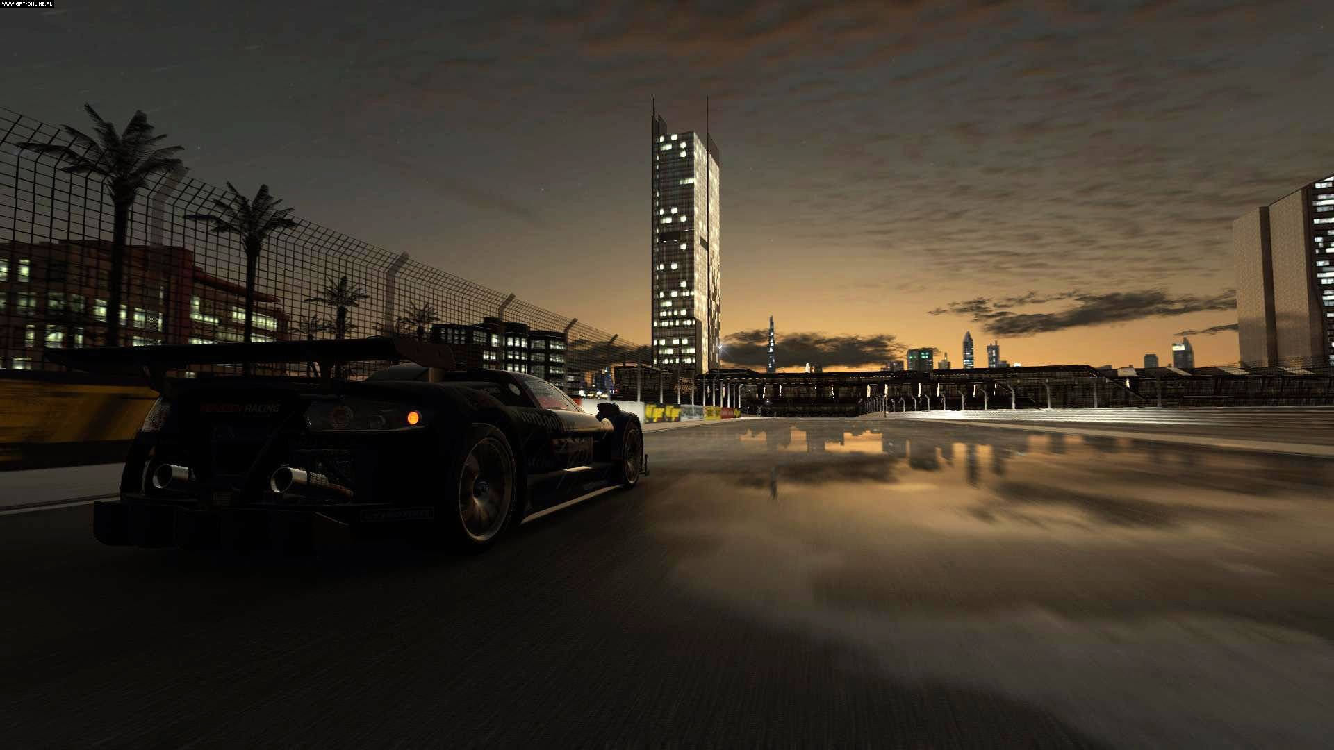 Project Cars 4K 城市賽道 壁紙 — 一架時尚黑色跑車在黃昏時分於濕滑的城市賽道上奔馳，背景中棕櫚樹和高聳的摩天大樓閃爍著光芒。
