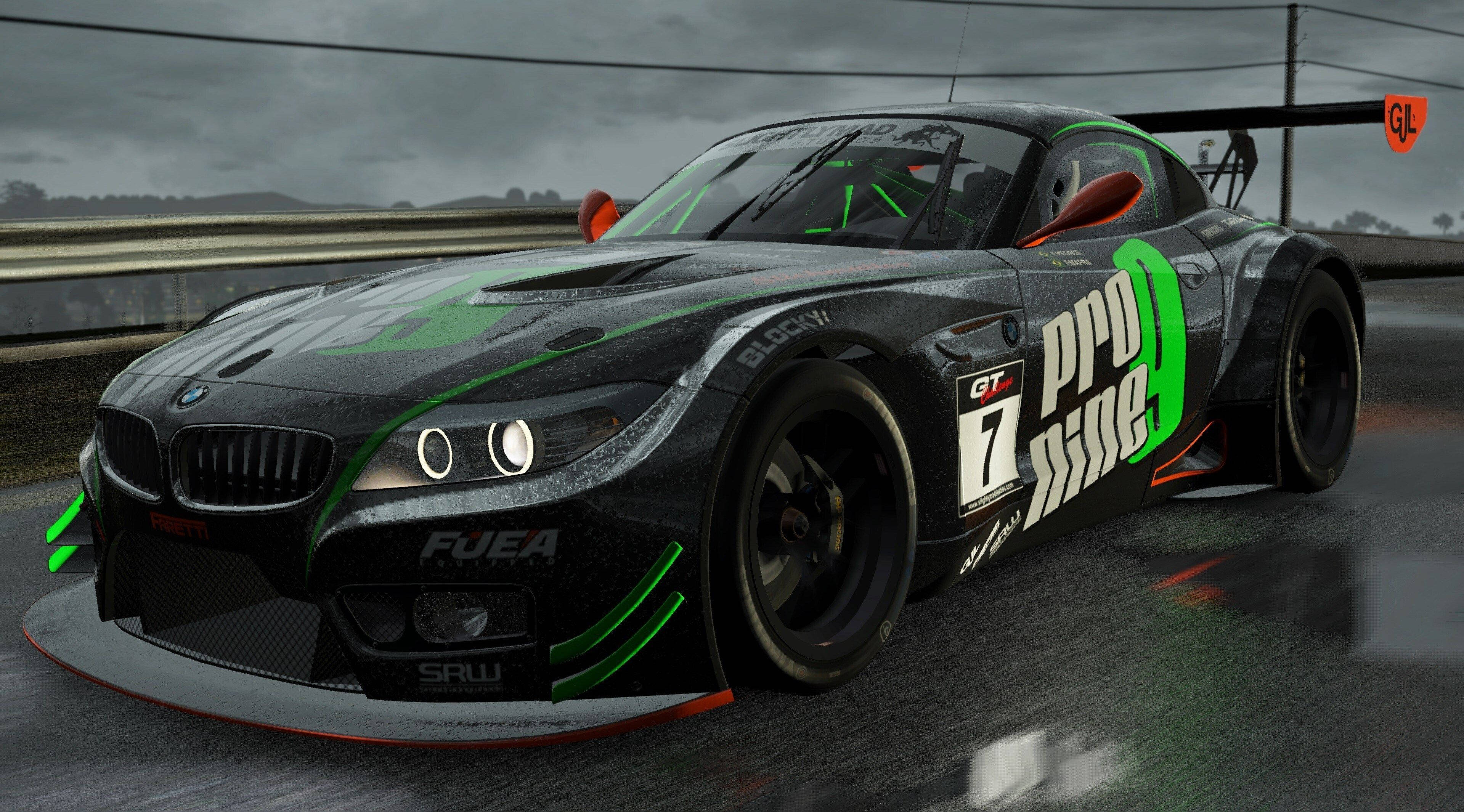 Project Cars 4K 黑色 BMW M6 壁紙 — 一輛帶有綠色點綴的黑色BMW賽車在暴風雨灰濛濛的天空下在潮濕的賽道上飛馳。