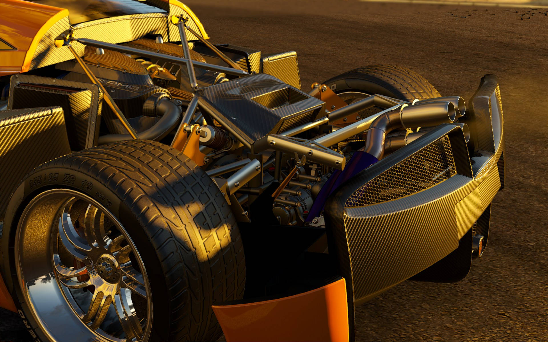 Project Cars 4K 客製化排氣系統特寫 壁紙 — 在黃金時段，一輛時尚的橙色和碳纖維賽車，引擎和排氣管外露，在塵土飛揚的賽道上低角度拍攝。