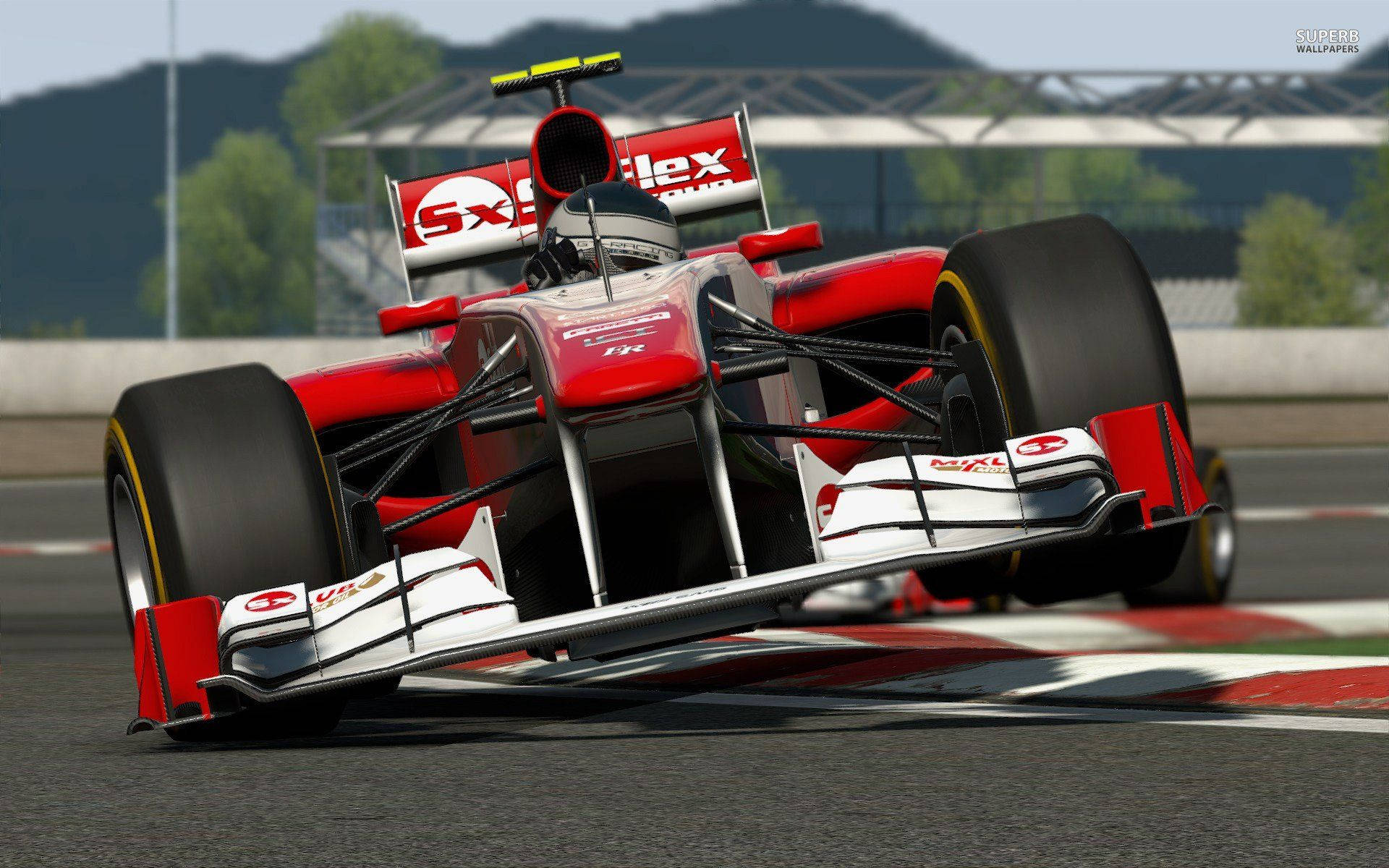 Project Cars 4K 紅色一級方程式賽車 壁紙 — 一輛紅白相間的一級方程式賽車在賽道上傾斜過彎，背景是綠色山丘。