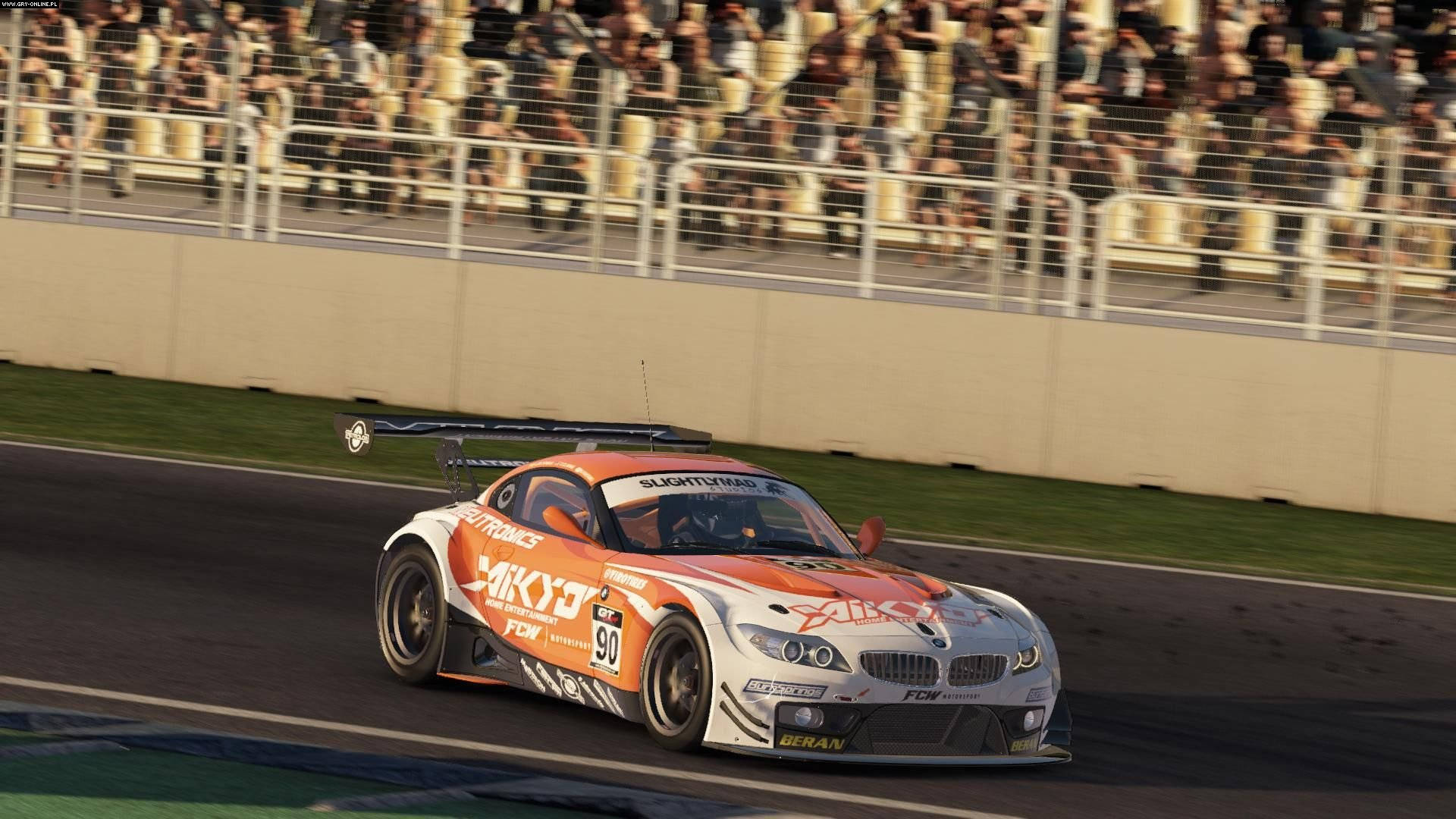 Project Cars 4K 宝马 Z4 GT3 壁紙 — 一輛充滿活力的橙白色賽車在賽道上飛馳，背景是模糊的觀眾。