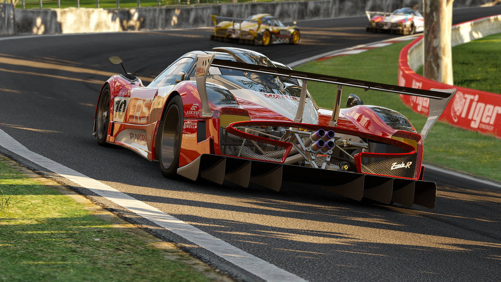 Project Cars 4K 個性化紅色帕加尼Zonda 壁紙 — 一輛紅色和橙色的賽車，帶有可見的排氣管，在陽光照耀的賽道上疾馳，背景有其他車輛。