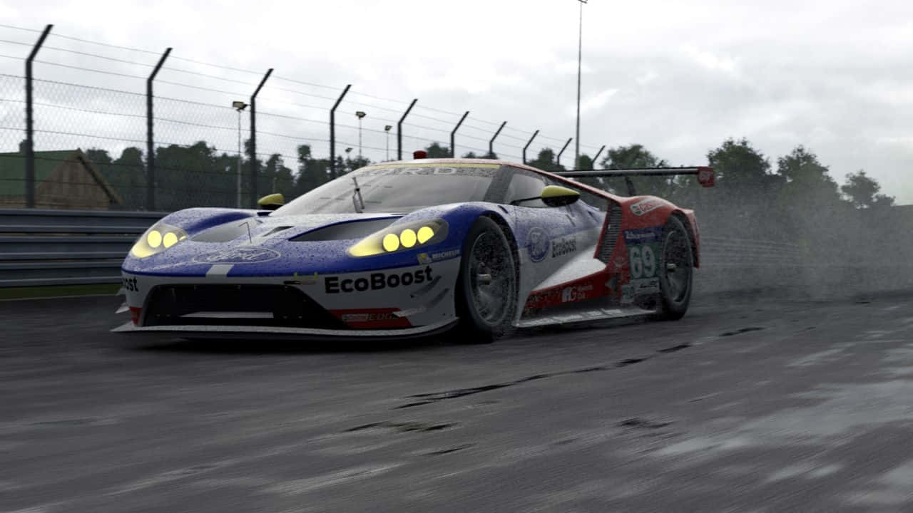 Project Cars 煙霧尾跡 720p 壁紙 — 一架藍色和紅色、號碼69的賽車在多雲的天空下，在潮濕的賽道上漂移並噴出水花。