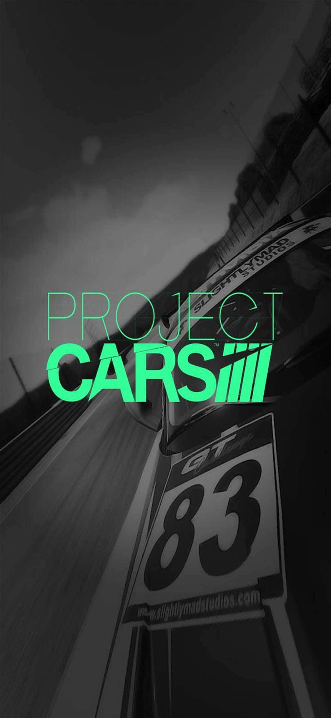 Project Cars III - 截圖 壁紙 — 一輛高速賽車，號碼83，在陰暗的天空下，伴隨著發光的綠色「PROJECT CARS」文字，在賽道上模糊掠過。