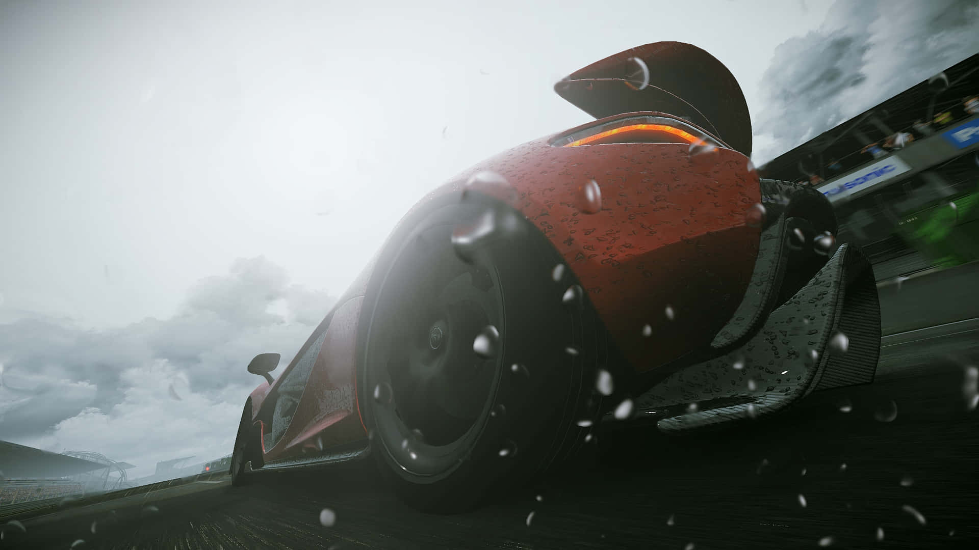 Project Cars 紅色超級 McLaren P1 賽車高清背景 壁紙 — 一輛紅色賽車在雨中疾馳，前景中水珠飛濺，天空多雲。