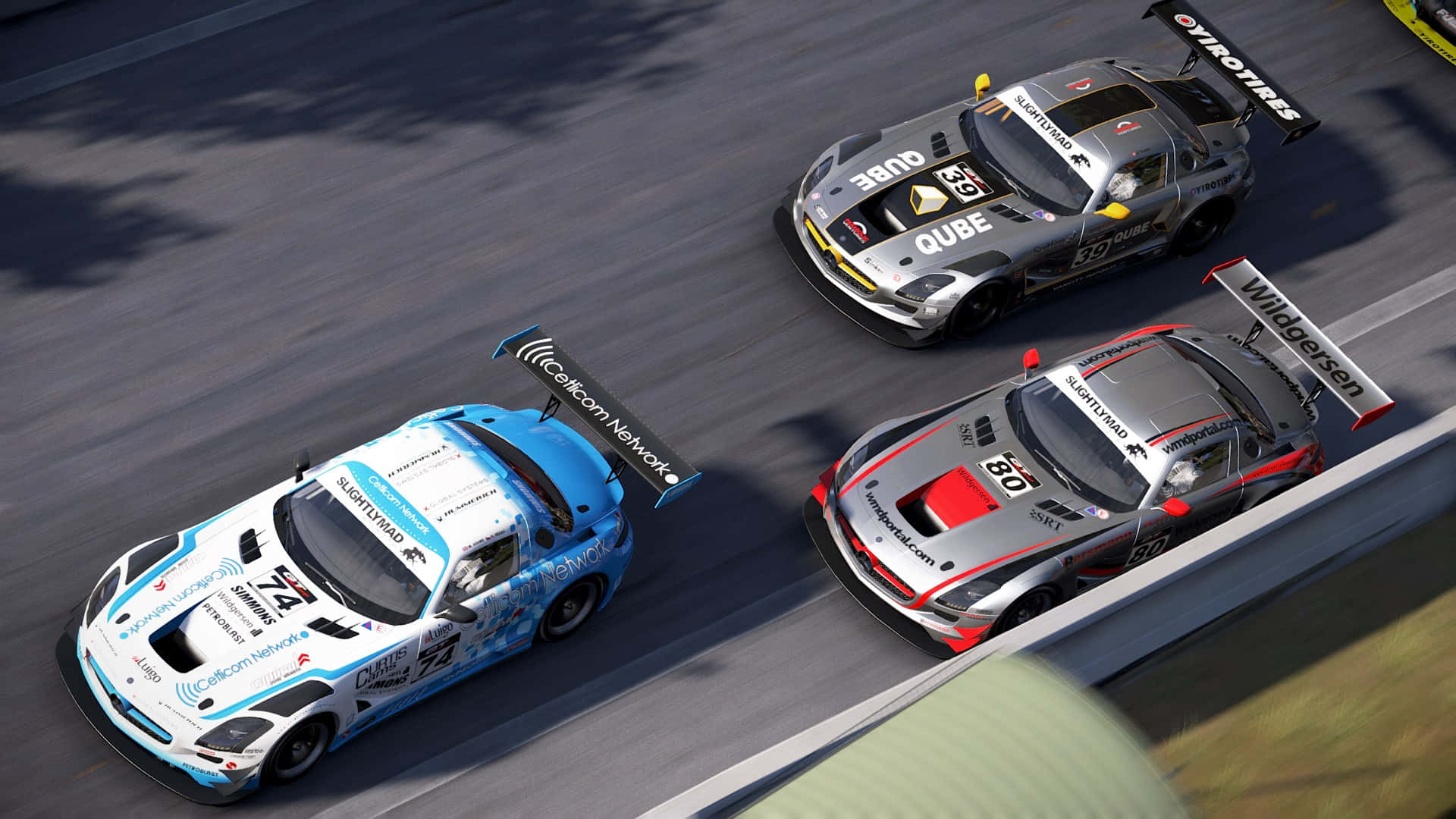 Project Cars 高清駕駛模擬器賽車背景 壁紙 — 三輛帶有贊助商貼紙的賽車在陽光明媚的瀝青賽道上從高角度緊密競爭。